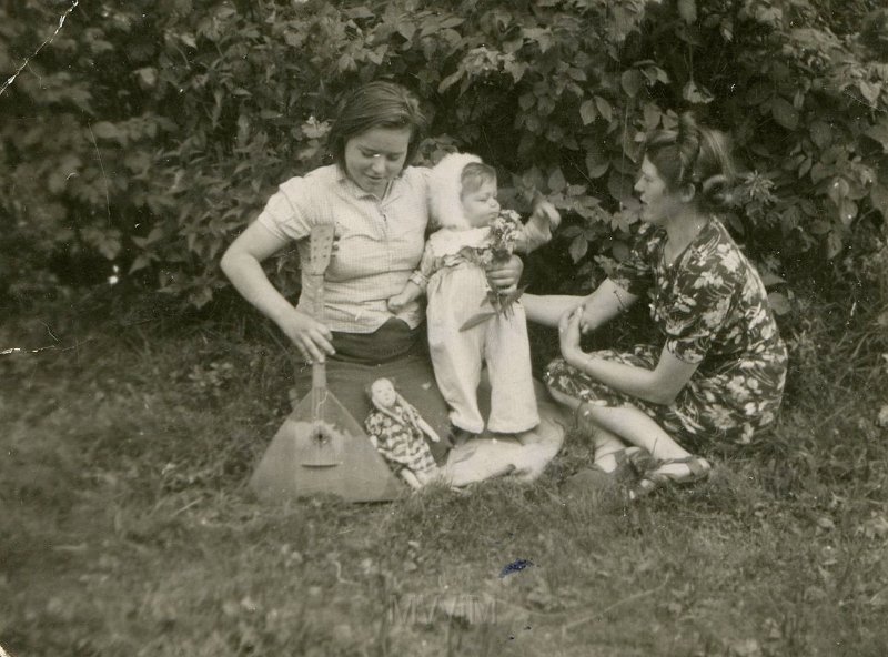 KKE 4771.jpg - Fot. Piknik. Od lewej: pierwsza niania, dziecko Alicja Jarzynowska, Jadwiga Siemaszko – mama Marii Jolanty Mierzejewskiej (z domu Jarzynowska), Święciany, 1944 r.